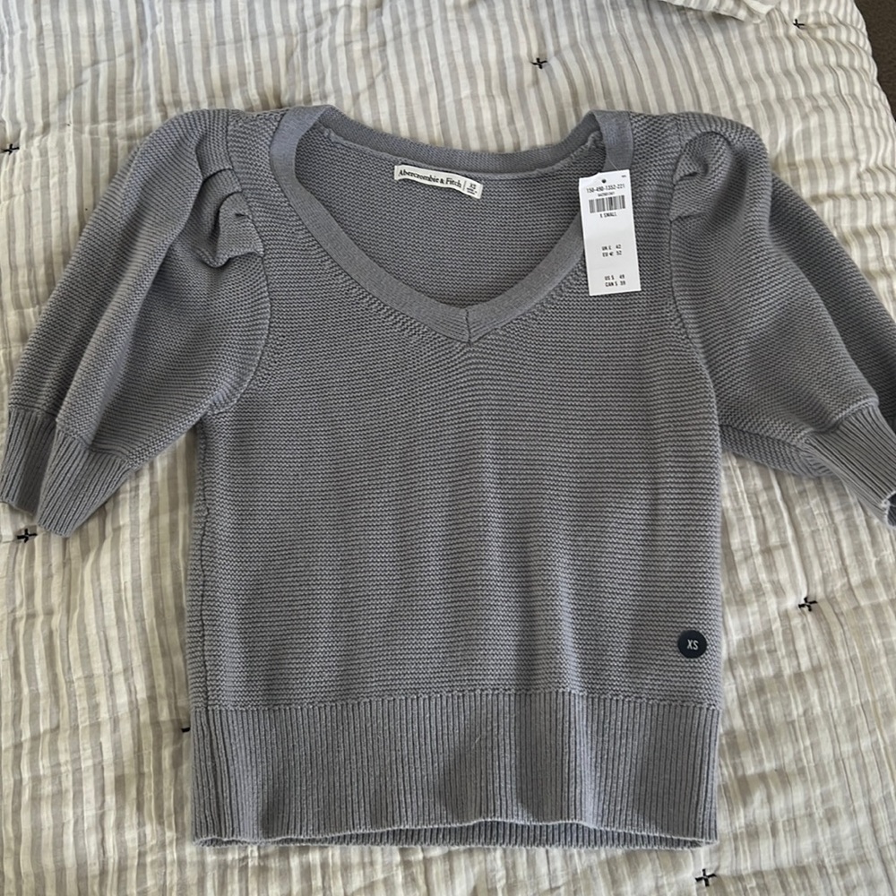 Abercrombie & Fitch top Xs